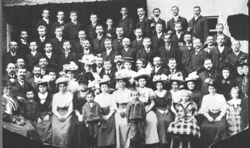 Das früheste verfügbare Bild des Gesangvereins Eintracht 1874 e.V. stammt aus dem Jahr 1910 und zeigt die Mitglieder mit ihren Familien bei einem Ausflug. 